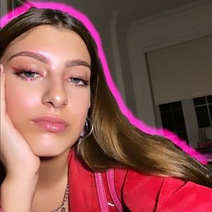 Meet your Posher, Selin